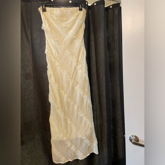Ivory Strapless Ruffle Dress - Picture 2 of 4